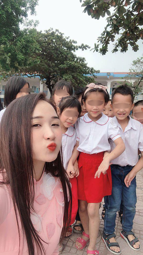 Về sự nổi tiếng bất ngờ của Phương Thảo, được biết, cô giáo tiểu học từng "gây bão" mạng từ ngày Nhà giáo Việt Nam 20/11 vào 2 năm trước với hình ảnh khoe nhan sắc trong tà áo dài truyền thống nơi giảng đường.