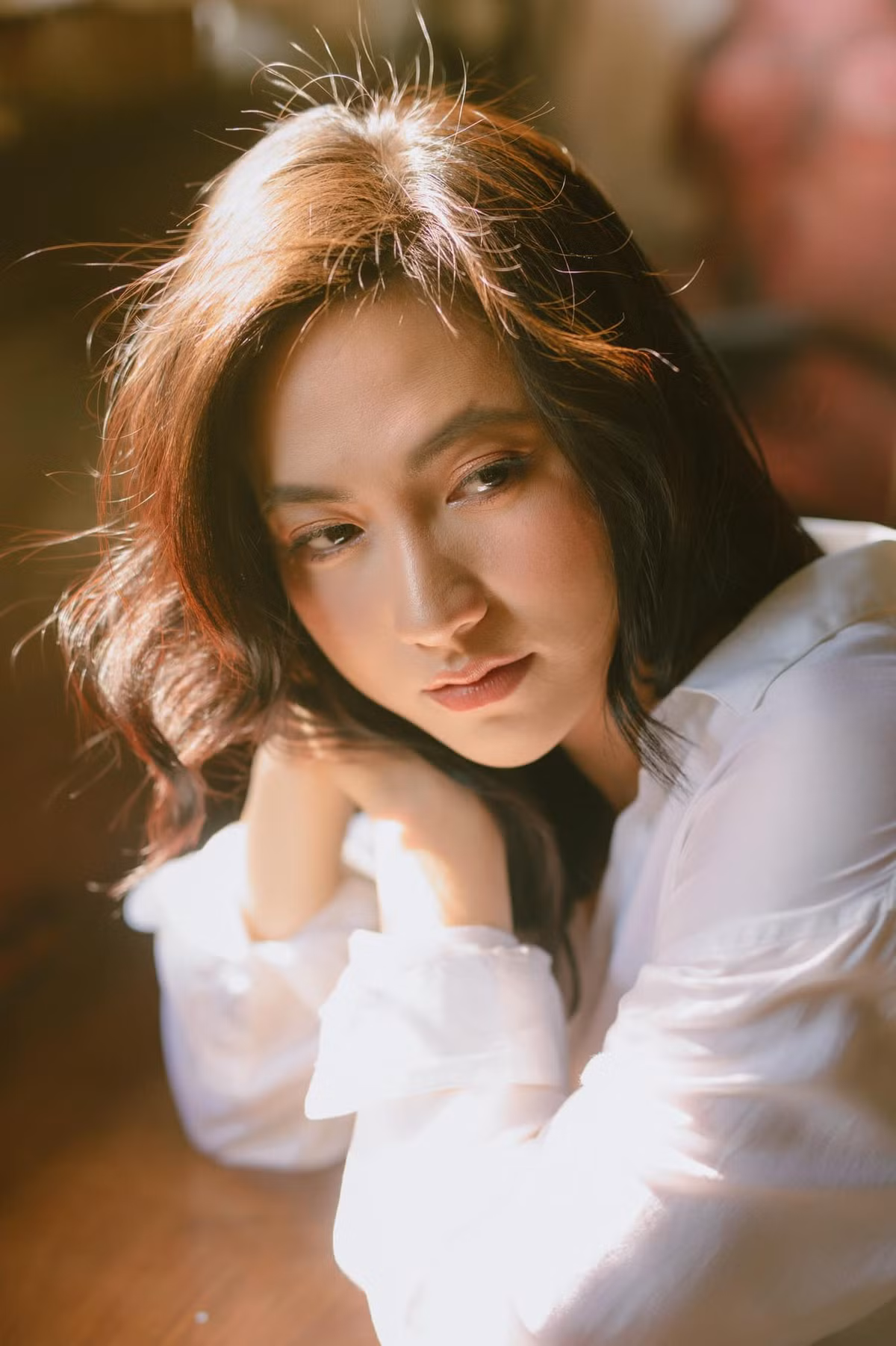 Phương Anh Đào giống như một nàng thơ nhẹ nhàng, thuần khiết mang vẻ đẹp lạ.