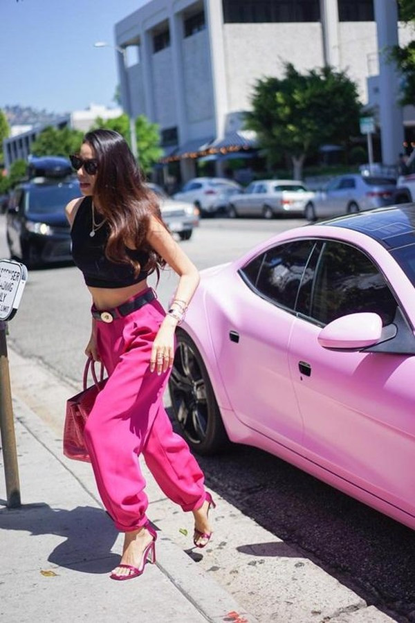 Phạm Hương lái chiếc Fisker Karma - mẫu xe thể thao hạng sang chạy điện và xăng có giá khoảng 105.000 USD (gần 2,5 tỷ đồng).