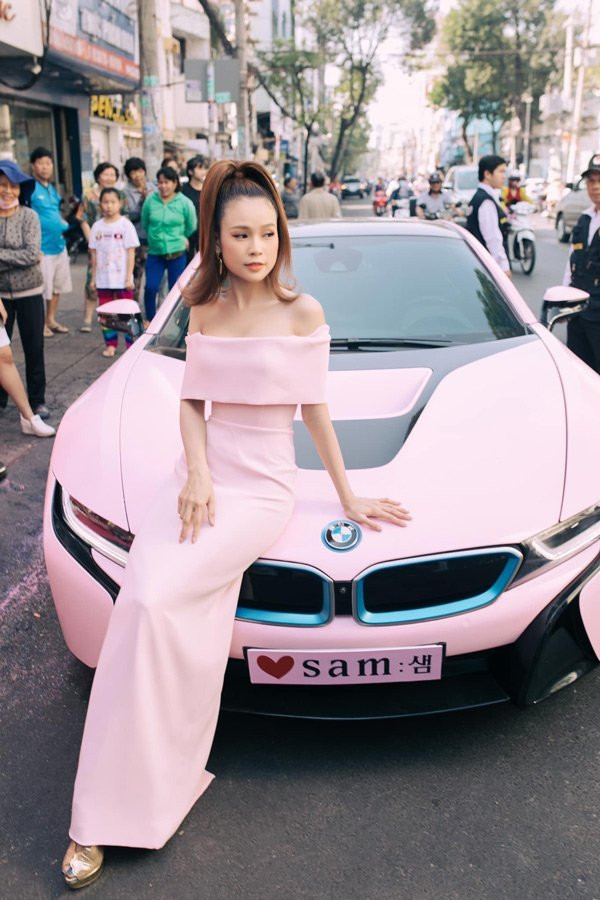 Sam được đánh giá là một trong những mỹ nhân Việt đa tài của Vbiz không chỉ thành công với lĩnh vực diễn xuất, MC, cô còn đầu tư vào kinh doanh. Ổ tuổi 30, nữ hot girl đã có trong tay khối tài sản khủng và việc đổi xe liên tục là một trong những sở thích của cô.