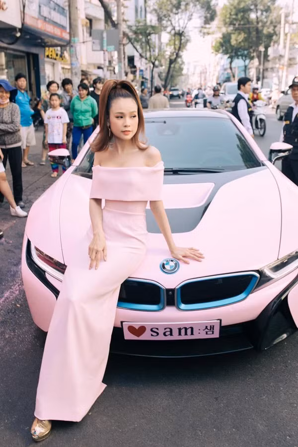 Sam được đánh giá là một trong những mỹ nhân Việt đa tài của Vbiz không chỉ thành công với lĩnh vực diễn xuất, MC, cô còn đầu tư vào kinh doanh. Ổ tuổi 30, nữ hot girl đã có trong tay khối tài sản khủng và việc đổi xe liên tục là một trong những sở thích của cô.