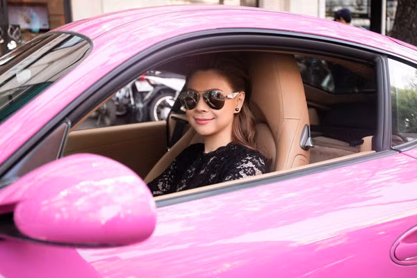 Trước khi sang Mỹ định cư cùng ông xã Việt kiều, "búp bê" sở hữu nhiều chiếc xế hộp trong đó có tông hồng chủ đạo. Được biết, đây là một dòng xe đậm chất thể thao được thiết kế 2 cửa với hai chỗ ngồi rất mới có giá dao động từ: 3 -7 tỉ đồng.