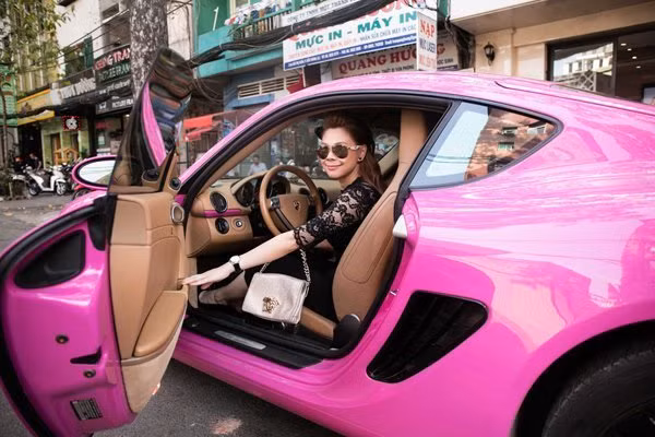 Thanh Thảo tự lái xế hộp để thuận tiện cho công việc khi còn ở Việt Nam (Ảnh: FBNV)