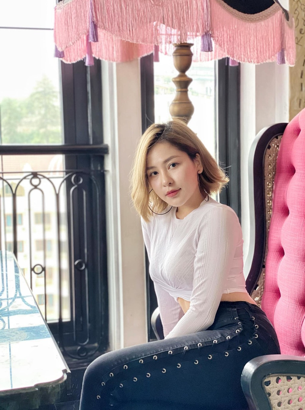  Trâm Anh được biết đến với danh xưng “hot girl dược sỹ” và gây chú ý nhờ tham gia bình luận trong chương trình "Nóng cùng World Cup 2018".