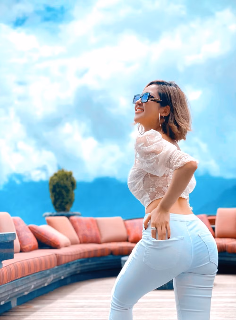 Tuy nhiên, nổi tiếng chưa bao lâu thì hot girl Thanh Hóa vướng phải lùm xùm lộ clip khiến tên tuổi tuột dốc không phanh.