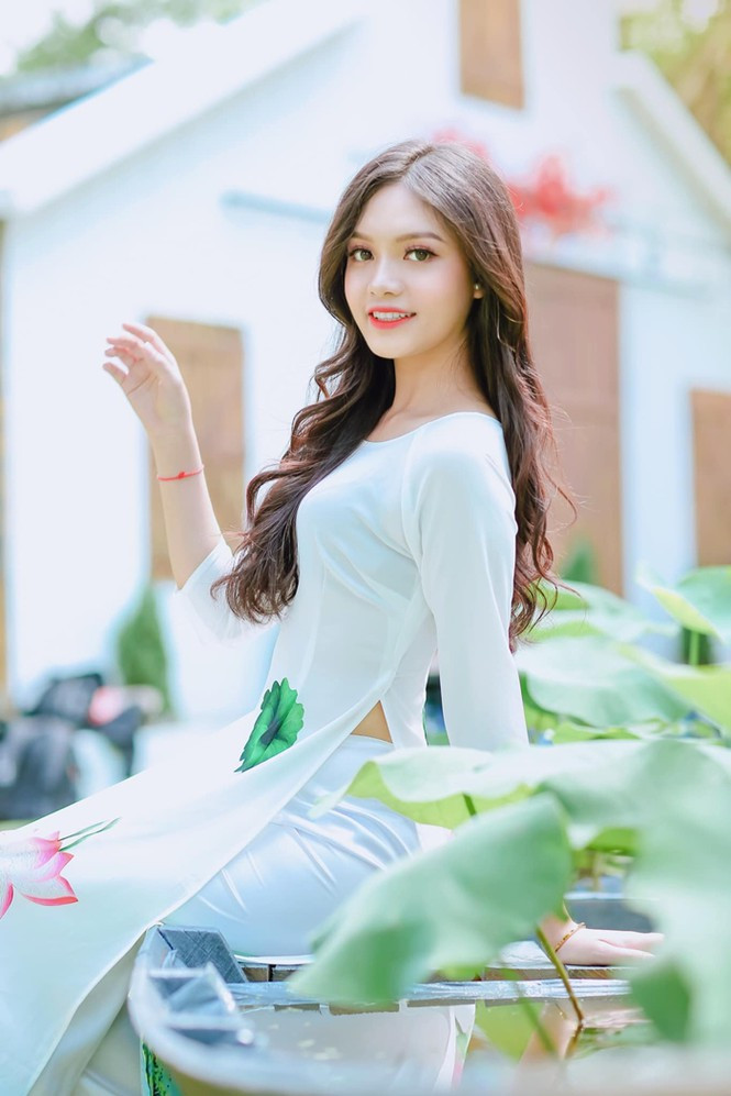 Cô gái xinh đẹp tâm sự: “Chỉ đến khi em trúng tuyển Đại học Sân khấu Điện ảnh TP.HCM thì ba mẹ em mới không phản đối việc học của em nữa và tin tưởng em hơn. Ba mẹ thương em, cũng nói nghề này bạc lắm, con sẽ khổ. Nhưng em đã thuyết phục được gia đình: Nếu em đậu Đại học tức là em có duyên với nghề, nên em sẽ theo đuổi nghề đến cùng.”