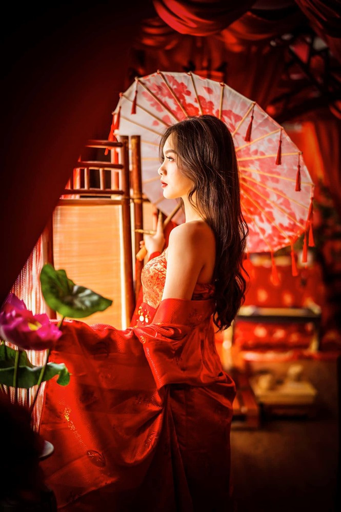 Ngoài thời gian học, Đan Phượng cũng tham gia làm người mẫu ảnh, đóng quảng cáo để kiếm thêm thu nhập cho bản thân và phụ giúp gia đình.