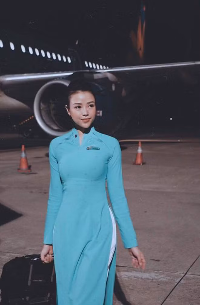 Style ăn mặc thanh lịch vẫn được nữ tiếp viên trưởng trẻ ưu ái hơn cả.