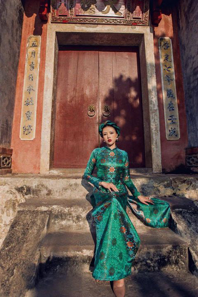 Sở hữu chiều cao lý tưởng, Phương Ly thường xuyên khoe chân dài với những kiểu váy áo tôn dáng.