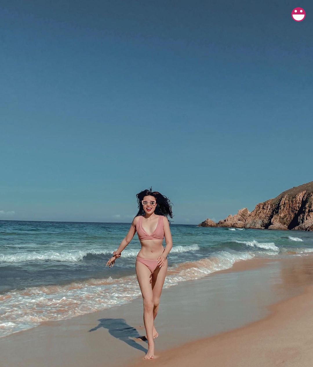 Theo như tiết lộ của Phương Ly, để làm được công việc đó sẽ phải đáp ứng loạt yêu cầu khắt khe như tốt nghiệp Đại Học, điểm Toeic từ 600 trở lên, bay ở vị trí tiếp viên hạng thương gia hơn 1.500 giờ, vượt qua được kì thi nâng bậc…