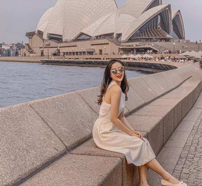 Được biết, làm tiếp viên hàng không là ước mơ từ nhỏ của hot girl này. Đến khi trưởng thành, khi lên đường sang Úc du học, nhìn thấy các anh/chị tiếp viên diện đồng phục, khát khao của cô càng trở nên mãnh liệt.