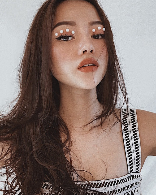 Bên cạnh sự tài giỏi và xinh đẹp, nữ tiếp viên trưởng trẻ ngoài đời còn gây ấn tượng bởi sở hữu gu thời trang sành điệu.