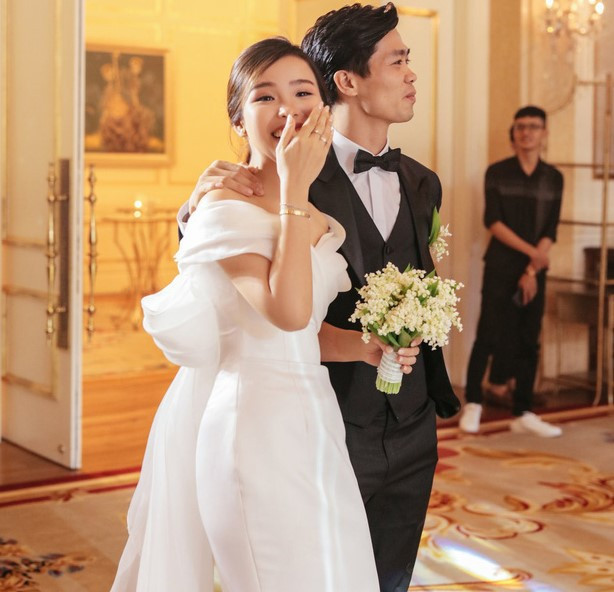 Có thể nói, Viên Minh chính là nàng WAG có đời tư kín đáo nhất. Phải đến ngày kết hôn, cộng đồng mạng mới được biết nhan sắc xinh đẹp của cô vợ Công Phượng.