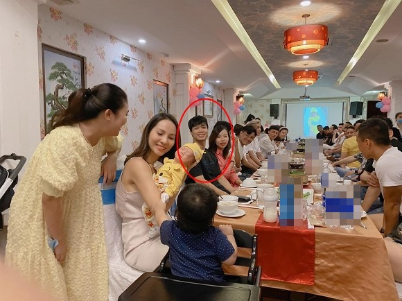 Công Phượng và vợ sắp cưới cũng đến chúc mừng vợ chồng Hoàng Thịnh.