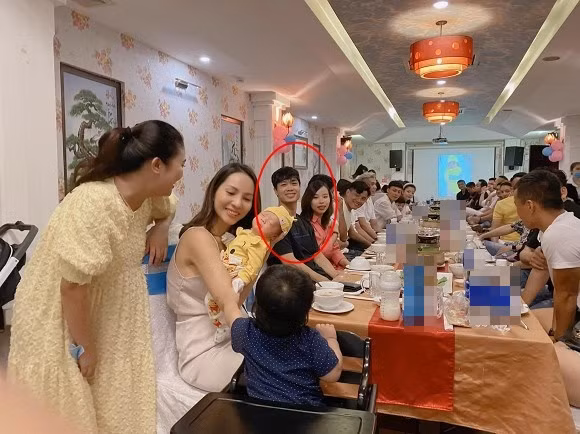 Công Phượng và vợ sắp cưới cũng đến chúc mừng vợ chồng Hoàng Thịnh.