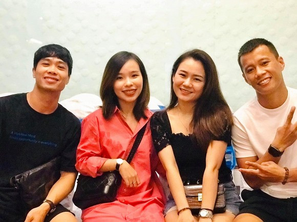 Diện chiếc váy suông rộng rãi, bà xã Công Phượng khiến dân tình bán tín bán nghi vì vòng 2 to lên trông thấy. Vì vậy nhiều khán giả đã hiểu nhầm đồn đoán cô có tin vui.