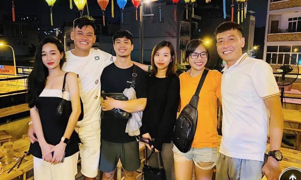 Chỉ khi có những cuộc hẹn với bạn bè thì cô nàng mới chịu lộ diện bên cạnh chồng.