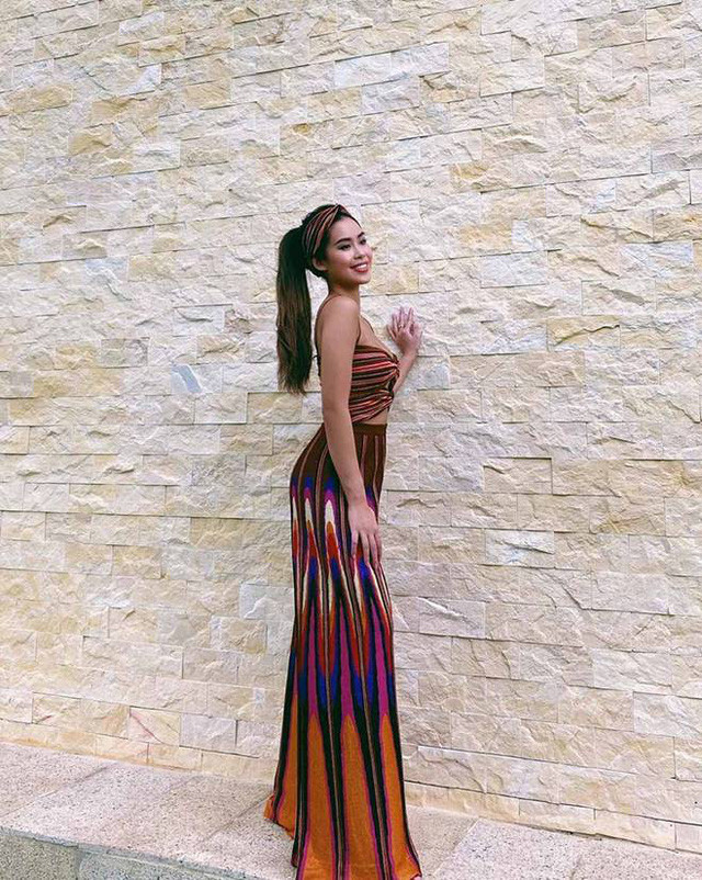 Khi bối cảnh xung quanh không có gì nổi bật hay chỉ đơn giản là một bức tường gạch không, Tiên Nguyễn lại nổi bật hẳn với set đồ sắc màu thổ cẩm. Cô không quên đính kèm tệp là tiếc turban trên đầu cho đồng bộ.