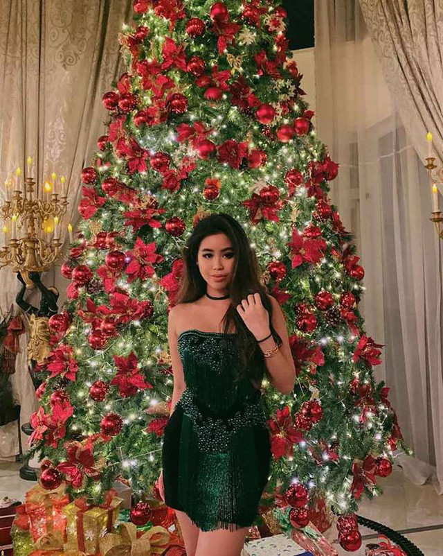 Sự kiện giáng sinh thì không thể không tiệp màu xanh với cây thông Noel to bự đằng sau được.