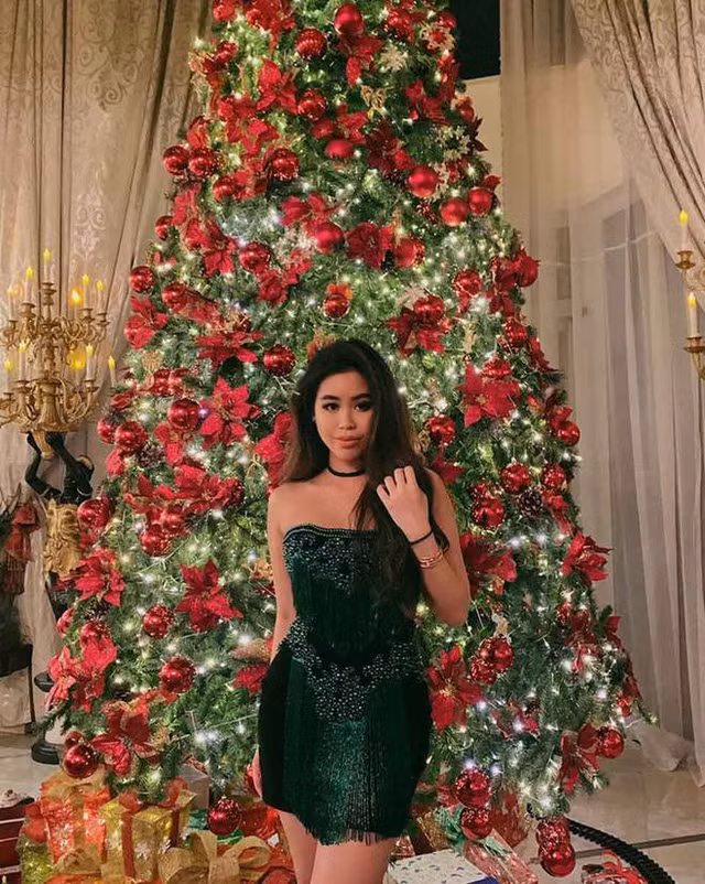 Sự kiện giáng sinh thì không thể không tiệp màu xanh với cây thông Noel to bự đằng sau được.