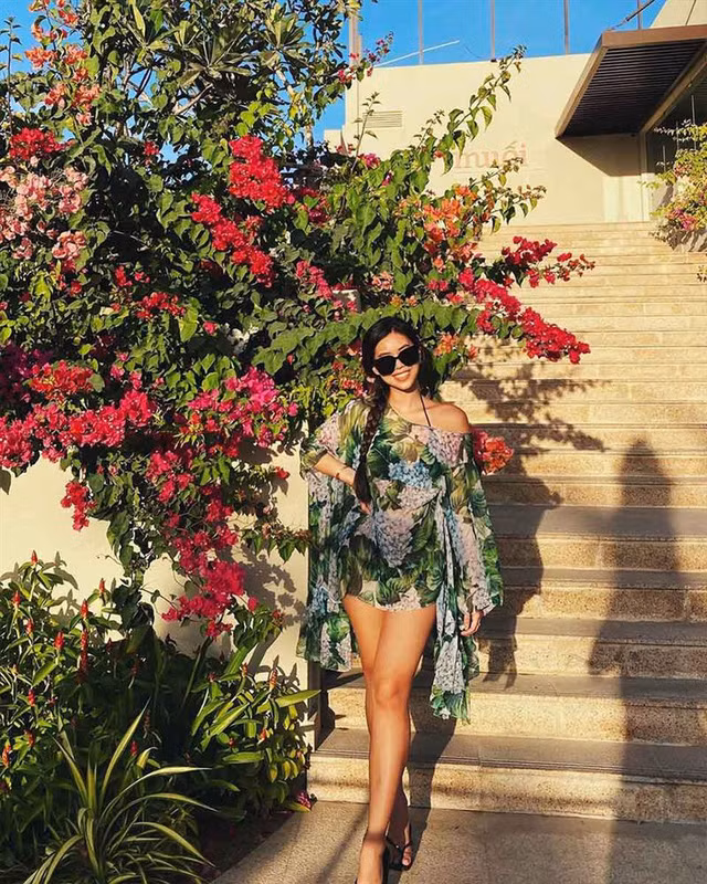 Dinh thự khủng của nhà rich kid Tiên Nguyễn còn rộng bao la bạt ngàn với cây cối và hoa. Chỉ cần đi vài bước chân thôi là cô nàng có thể có được một tấm ảnh chụp với phông bạt khác nhau. Đó chính là lí do cô thích diện đồ có hoạ tiết hoa nhiều đến vậy.