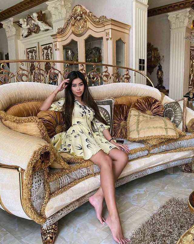 Nước da nâu đặc trưng rich kid Tiên Nguyễn cùng gam màu be của trang phục cô phối còn ăn rơ hợp lý với không gian sang trọng của chiếc xe ô tô cô ngồi.