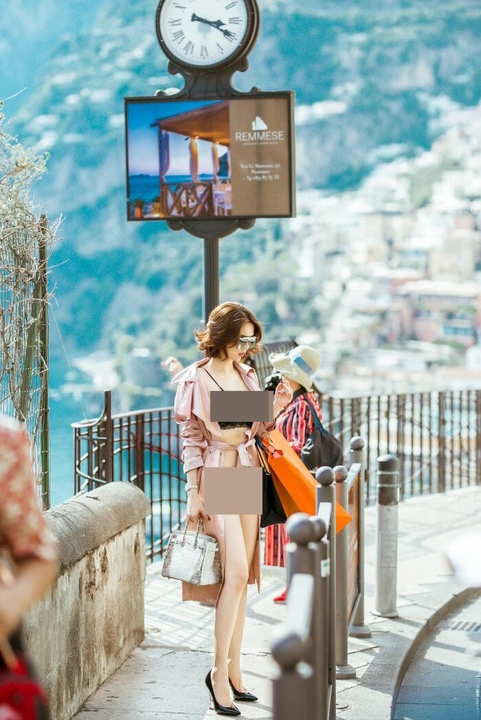 "Nữ hoàng nội y" không ngần ngại phô diễn vóc dáng chốn đông người.