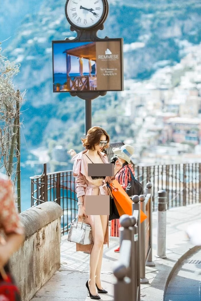 "Nữ hoàng nội y" không ngần ngại phô diễn vóc dáng chốn đông người.