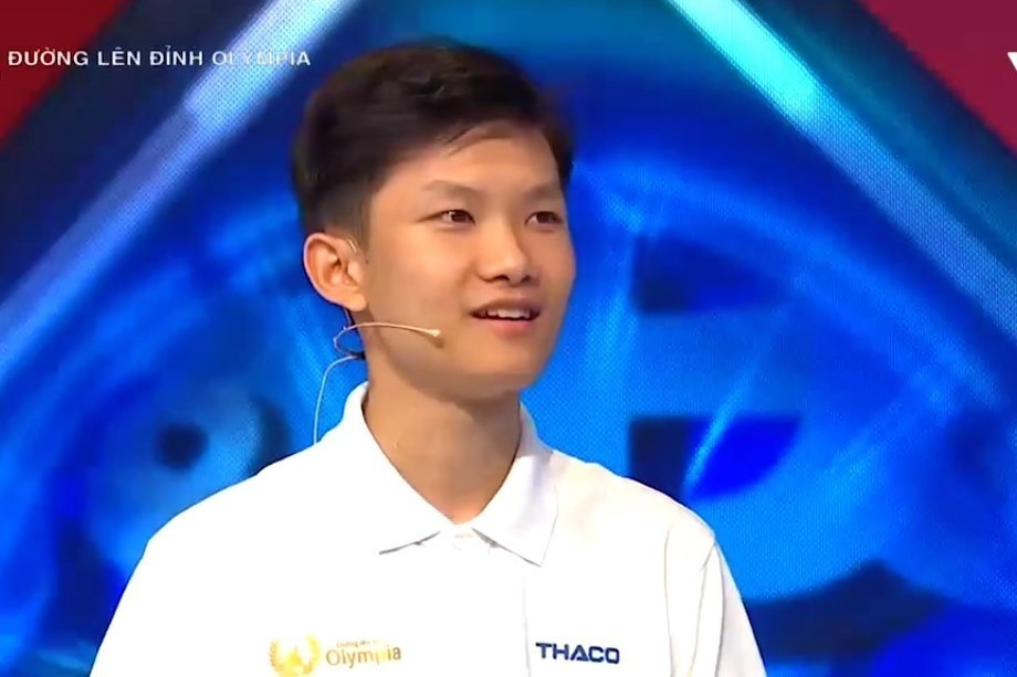 Vào phần thi Khởi động, thí sinh Vũ Quốc Anh (Trường THPT Ngô Gia Tự, Đắk Lắk) đã vươn lên dẫn đầu với 90 điểm. Trước đó, trước sự động viên từ người thân, bạn bè và người thân trước cuộc thi, nam sinh Đắk Lắk đã bật khóc “ngon lành” ngay trên trường quay S14.