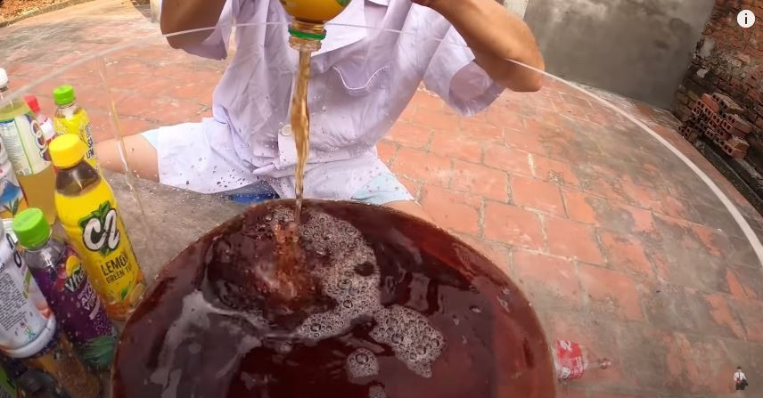 Con trai Bà Tân Vlog đã chuẩn bị 1 cái thau to, sau đó anh chàng lần lượt đổ vào đó 50 loại nước ngọt đủ loại.