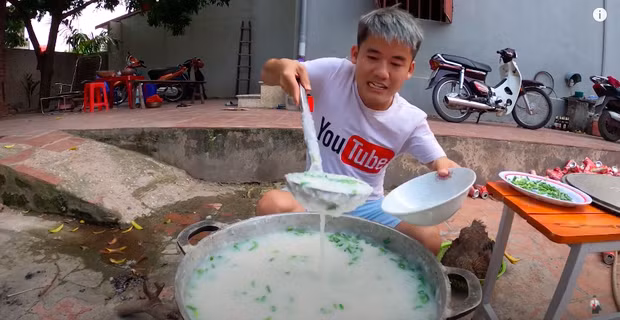 Trong video, Hưng Vlog đã cho biết vì nhà có rất nhiều gà nên bắt nguyên con bỏ vào nồi nấu cháo để troll em trai và em gái.