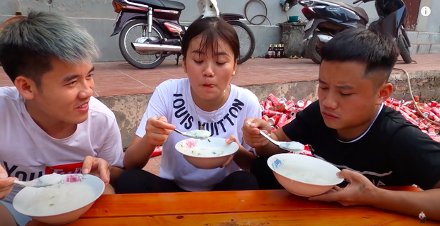 Cũng như những video khác, hai người em của Hưng vừa ăn cháo vừa khen ngon đáo để.
