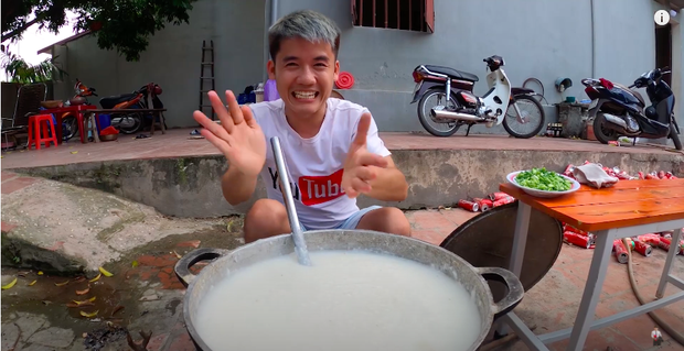 Theo đó, chàng Youtuber này đã nấu nguyên nồi cháo trắng với con gà còn nguyên lông để troll hai người em của mình.
