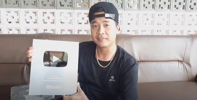 "Ở gần và cảm nhận bố mẹ ngày một già thêm, tôi càng thấy thương đấng sinh thành và trân trọng hơn những giây phút ở cạnh nhau thế này" – Tài Smile chia sẻ.