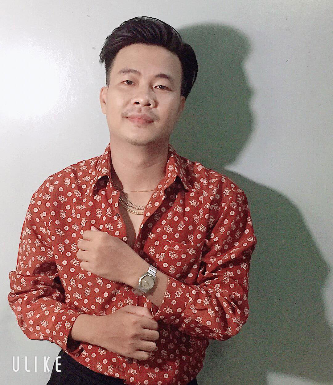 Vốn đam mê ca hát, chàng trai sinh năm 1987 chọn con đường trở thành một nhạc công, ca sĩ tự do và theo đuổi dòng nhạc Borelo suốt nhiều năm.