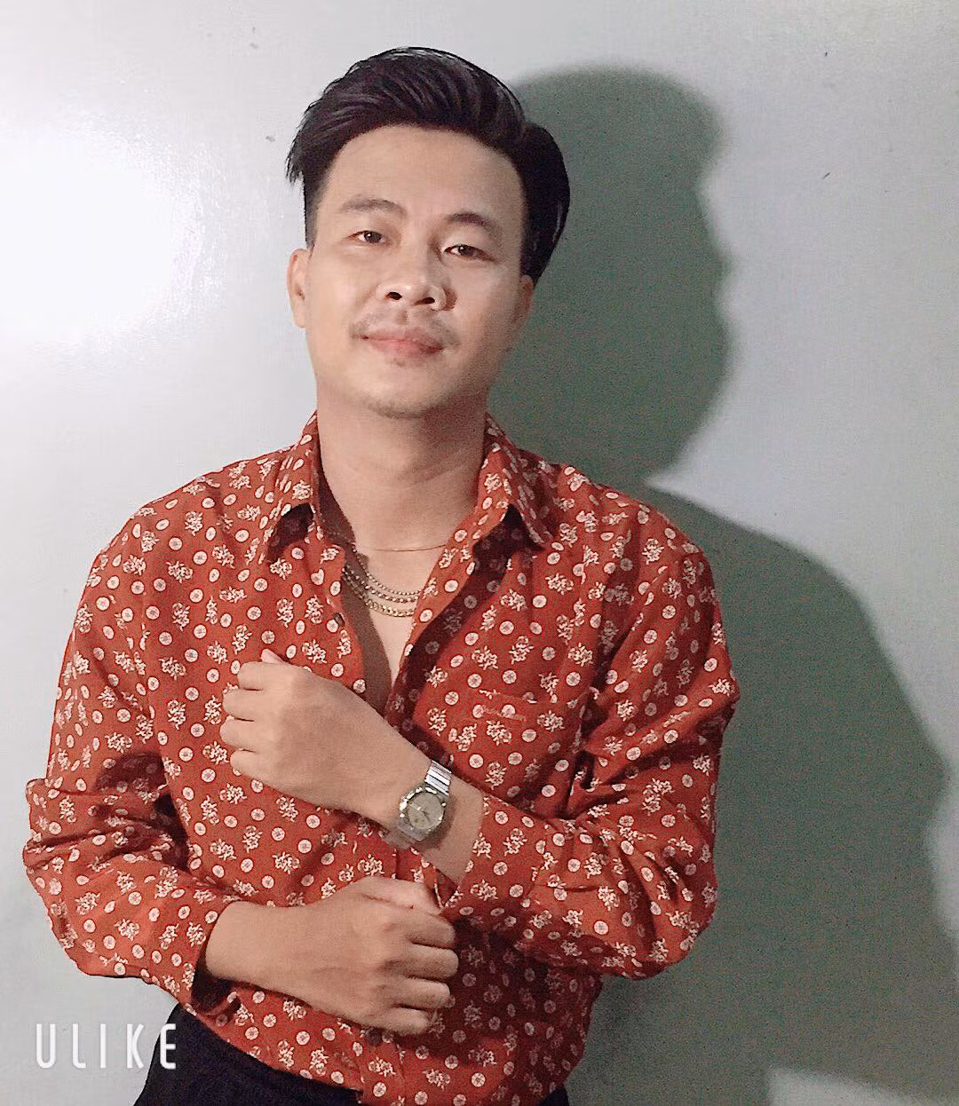 Vốn đam mê ca hát, chàng trai sinh năm 1987 chọn con đường trở thành một nhạc công, ca sĩ tự do và theo đuổi dòng nhạc Borelo suốt nhiều năm.