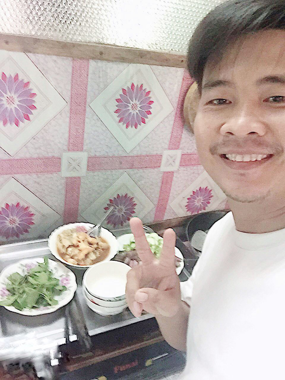 Được biết, hiện tại "Thánh Bolero" này đang ở Cần Thơ cùng bố mẹ, vì lý do sức khỏe nên anh chỉ ở nhà phụ giúp gia đình, dọn dẹp, nấu cơm, rửa bát suốt gần 1 năm qua.