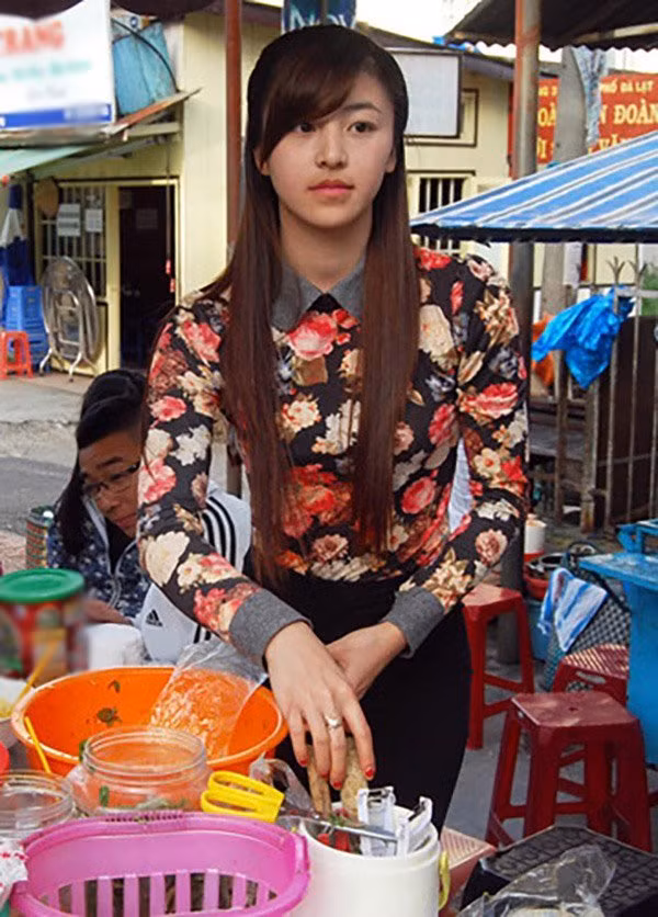 Vào năm 2013, hình ảnh cô nàng Bảo Chi được chia sẻ rộng rãi trên mạng xã hội vì quá xinh đẹp và dễ thương. Với làn da trắng ngần cùng sự dịu dàng xen lẫn chút ngại ngùng, ngây thơ của cô gái mới lớn, Bảo Chi trở thành tâm điểm của cư dân mạng thời bấy giờ. Cũng nhờ nổi tiếng mà quán bánh tráng trộn của cô giữa chợ Đà Lạt trở nên đông khách hơn bao giờ hết. Cô cũng từng chia sẻ với báo chí rằng, bản thân không biết facebook là gì, chỉ liên hệ với mọi người qua chiếc điện thoại "cục gạch" mà thôi.