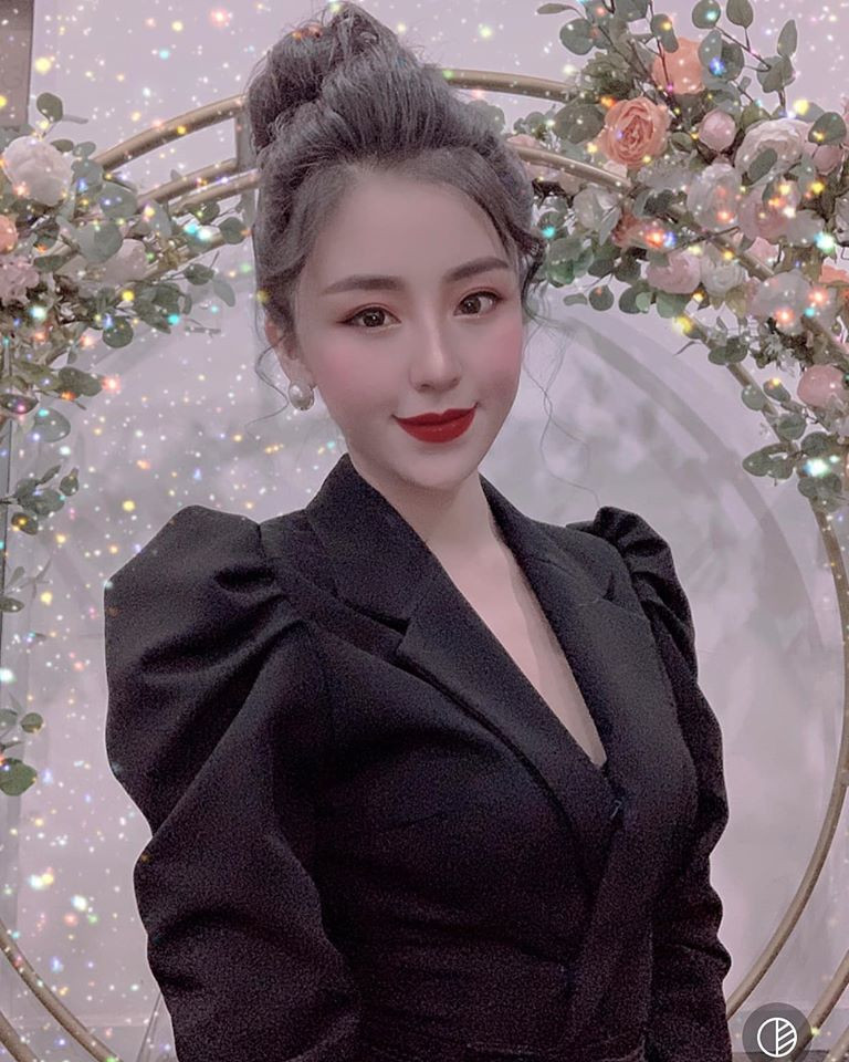 Sau 7 năm, “hot girl bánh tráng trộn” đã có nhiều thay đổi về cuộc sống cũng như nhan sắc. Đặc biệt, về phong cách thời trang của cô nàng trở nên sang trọng và quyến rũ hơn rất nhiều. Bảo Chi cũng chăm sóc cho nhan sắc hơn, cô ưa chuộng phong cách trang điểm đậm, tỉ mỉ từng chi tiết chứ không giản dị như hình ảnh cách đây 7 năm. Thậm chí nhìn vào hình ảnh này, cư dân mạng còn nghi ngờ cô từng đụng chạm “dao kéo” và nhan sắc hiện tại khác xa so với trước kia.