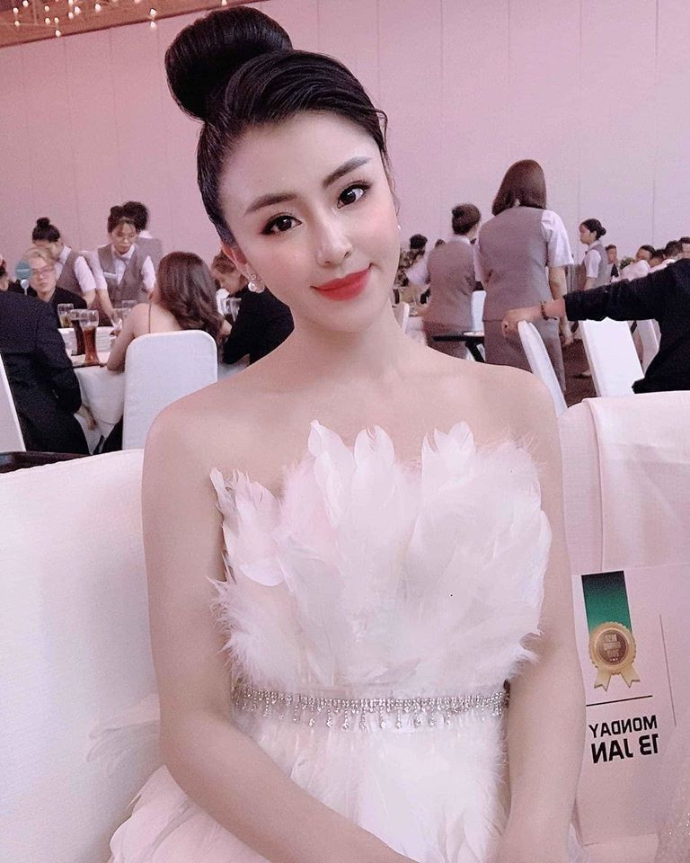 Cuộc sống của cô cũng thay đổi “chóng mặt”, Bảo Chi chẳng còn cần mẫn bên xe đẩy bánh tráng trộn nhỏ xíu mà thường xuất hiện ở những nơi sang trọng cùng bạn bè. Hiện tại cô cũng đã li hôn chồng và đang sinh sống tại Sài Gòn.