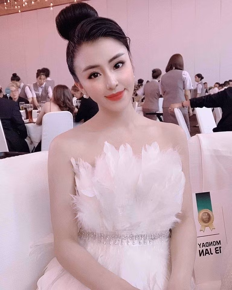 Cuộc sống của cô cũng thay đổi “chóng mặt”, Bảo Chi chẳng còn cần mẫn bên xe đẩy bánh tráng trộn nhỏ xíu mà thường xuất hiện ở những nơi sang trọng cùng bạn bè. Hiện tại cô cũng đã li hôn chồng và đang sinh sống tại Sài Gòn.