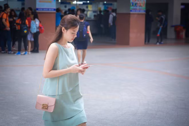 Cô thường chọn trang phục có tông màu trang nhã để đến giảng đường dạy học.