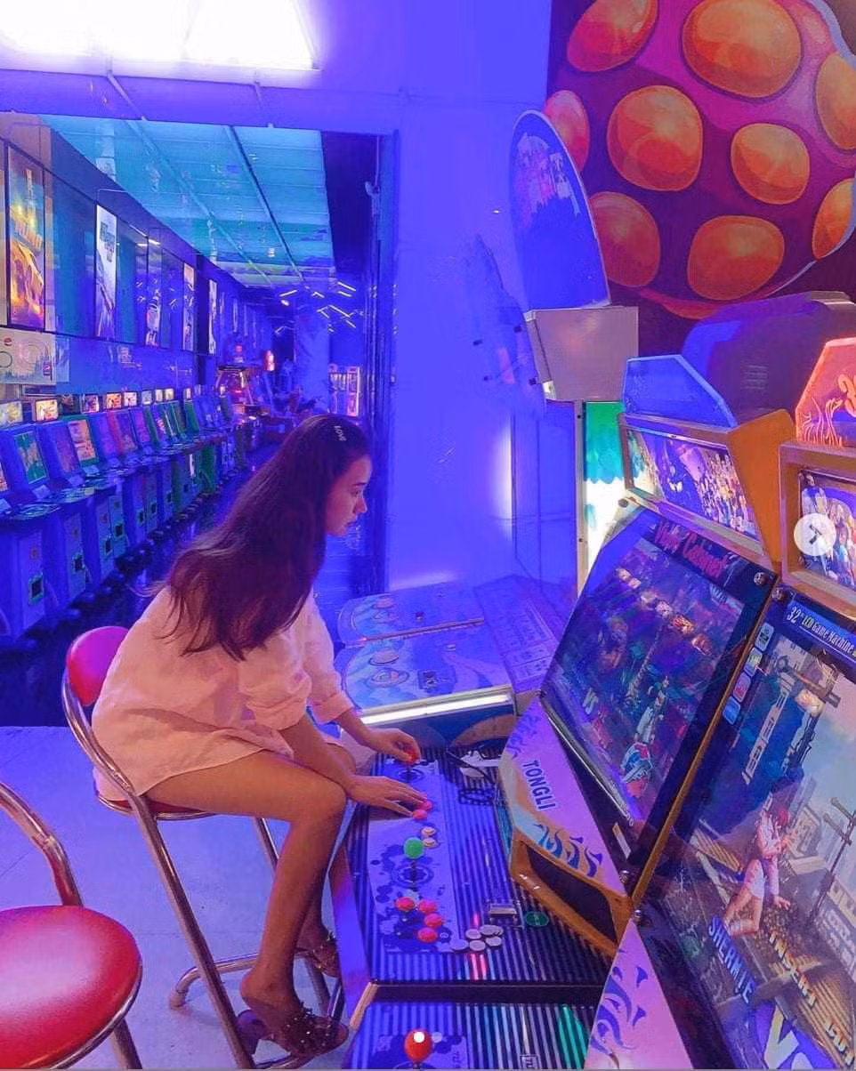 Style áo giấu quần là một trong những kiểu trang phục cô nàng cực kỳ ưa thích.