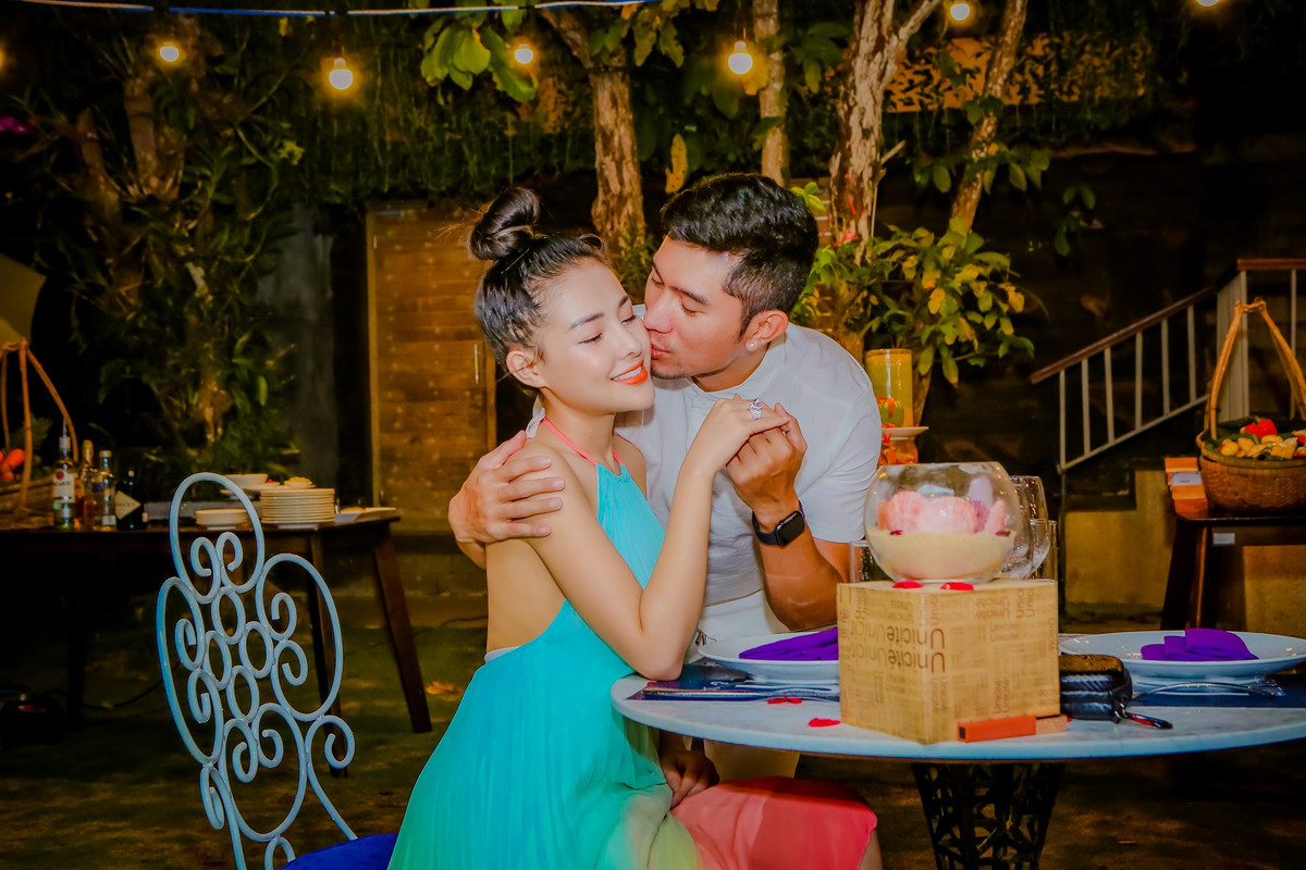 Nam nhạc sĩ khẳng định dù từ chối lời cầu hôn nhưng Ngân 98 vẫn luôn bên cạnh và dành tình yêu cho anh.