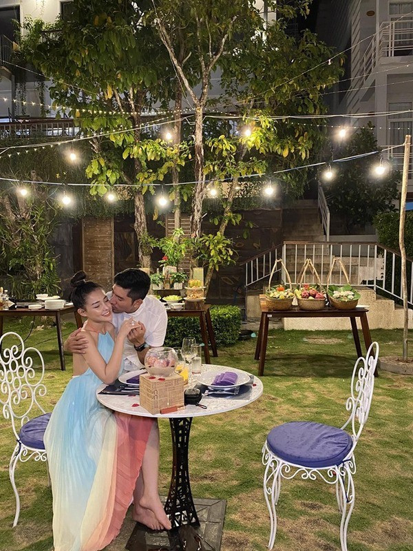 Trong một lần chia sẻ, Lương Bằng Quang từng nói rằng chiếc nhẫn được chế tác tinh xảo nhưng không phải kim cương. Nếu đó là nhẫn kim cương thật thì bản thân anh chắc chắn là tỷ phú chứ không phải nhạc sĩ.