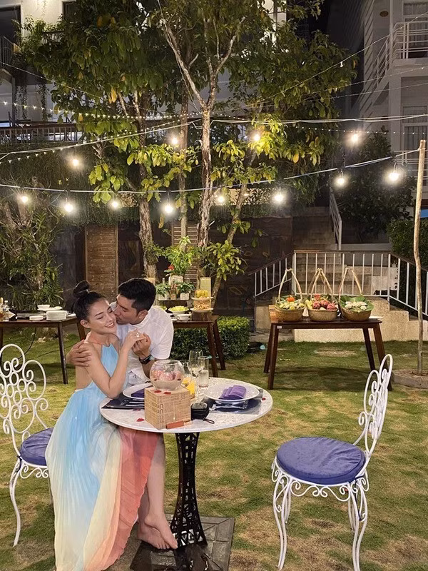 Trong một lần chia sẻ, Lương Bằng Quang từng nói rằng chiếc nhẫn được chế tác tinh xảo nhưng không phải kim cương. Nếu đó là nhẫn kim cương thật thì bản thân anh chắc chắn là tỷ phú chứ không phải nhạc sĩ.