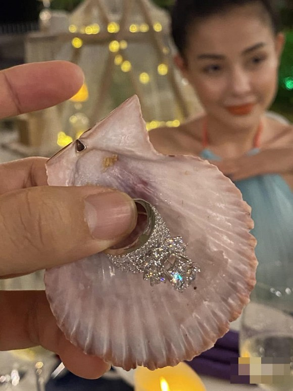 Cận cảnh chiếc nhẫn 40 triệu đồng Lương Bằng Quang dùng để ngỏ lời cầu hôn với Ngân 98.