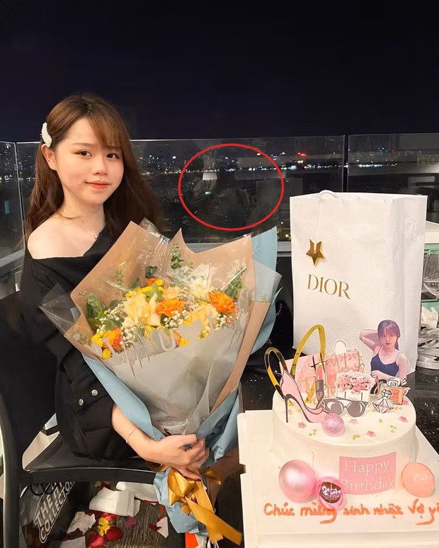 Chàng tiền vệ đã chuẩn bị hoa, bánh kem, quà là 3 thứ không thể thiếu cho buổi tối lãng mạn này.