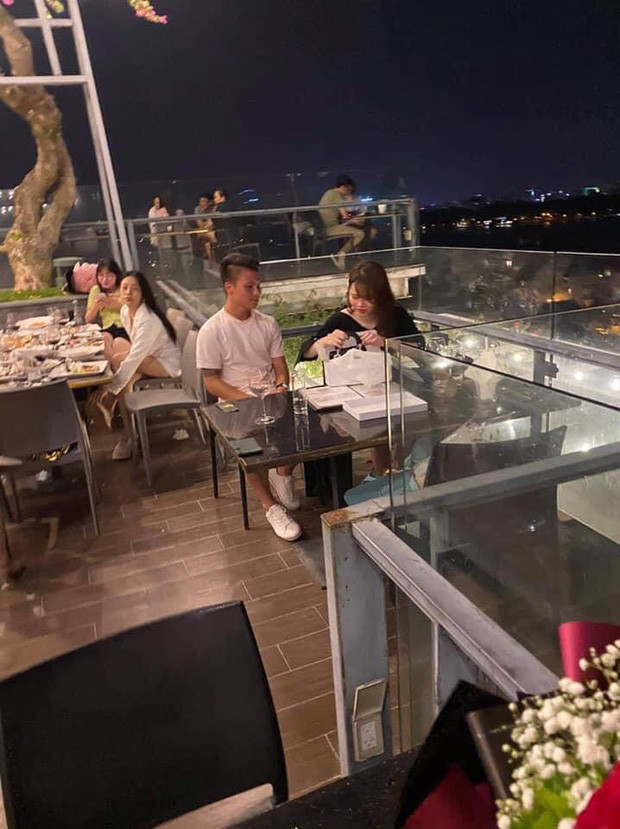 Trước đó, trên MXH lộ hình ảnh Quang Hải và Huỳnh Anh đang ngồi bóc quà sinh nhật tại bữa tiệc ở nhà hàng.