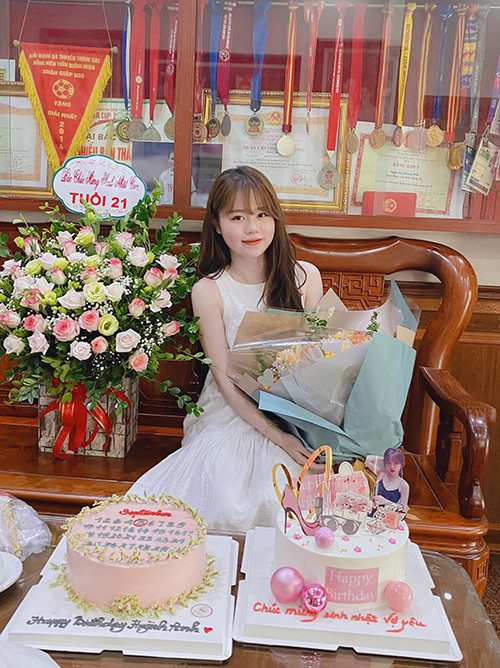 Được biết, món quà Quang Hải dành tặng bạn gái nhân dịp đặc biệt này là chiếc túi hàng hiệu có giá trị gần 100 triệu đồng.